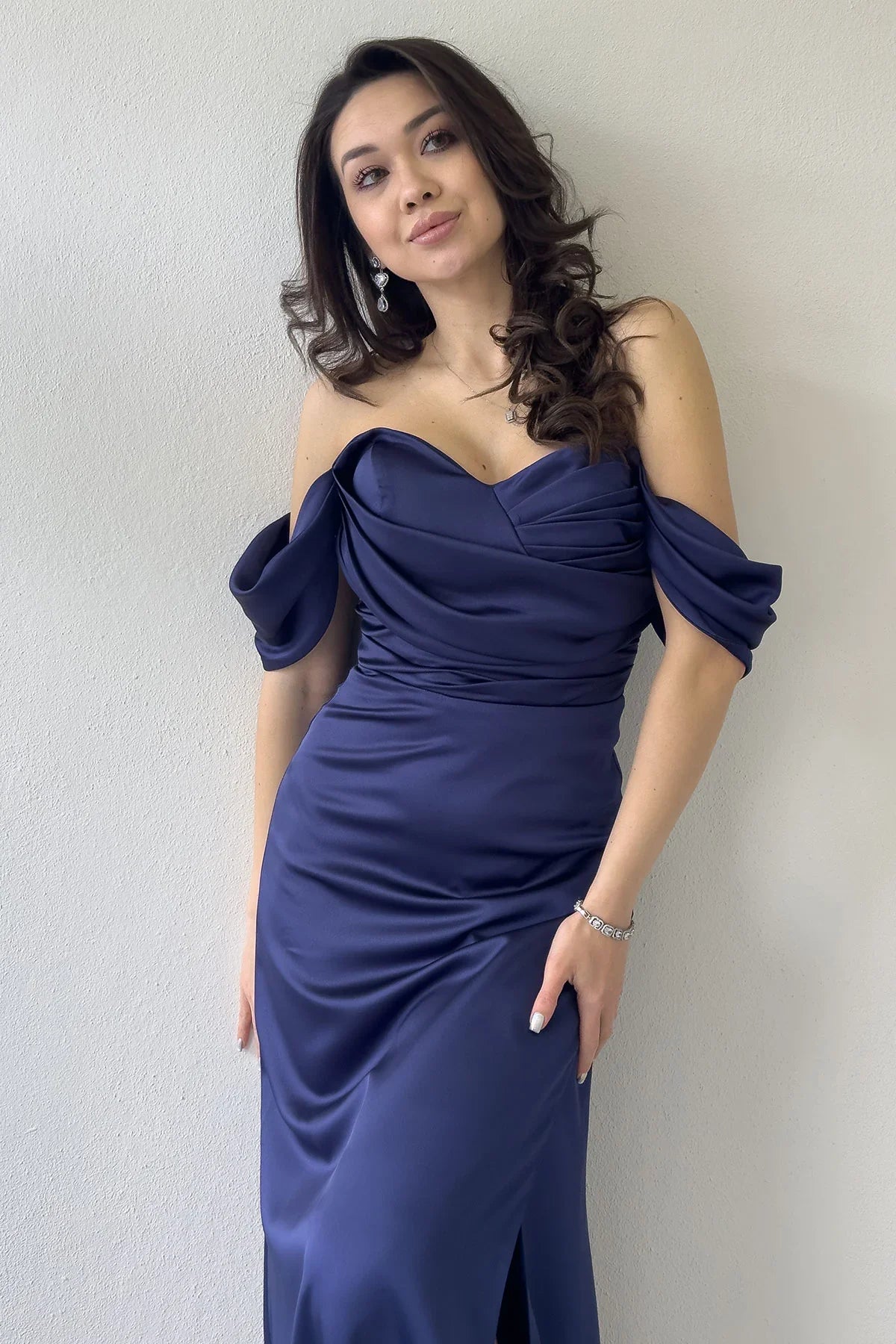Lacivert Sırt Dekolteli Düşük Omuz Drapeli Yırtmaçlı Saten Abiye Elbise