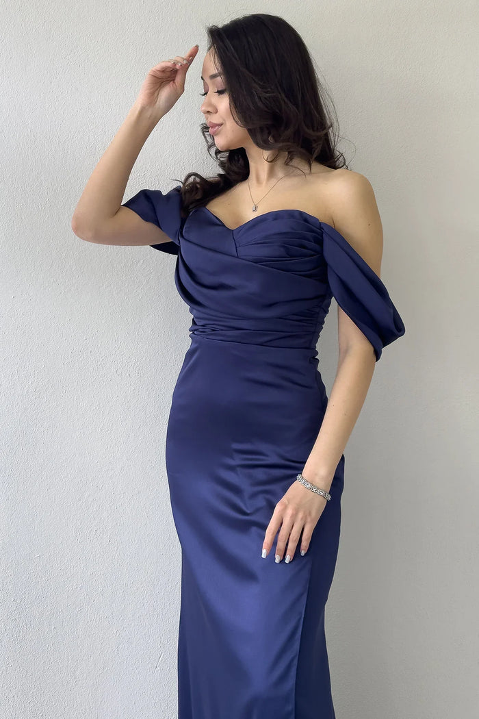 Lacivert Sırt Dekolteli Düşük Omuz Drapeli Yırtmaçlı Saten Abiye Elbise