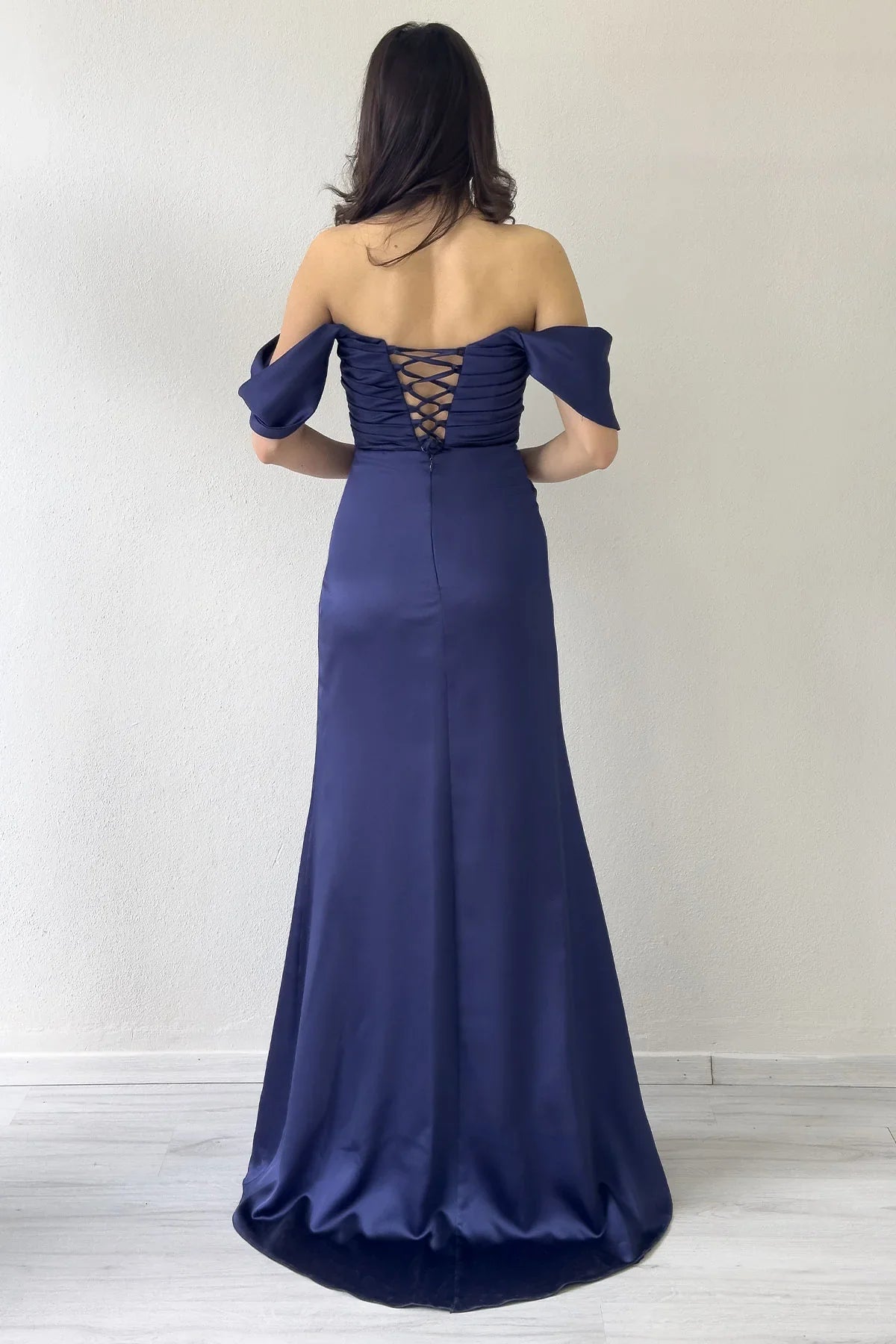 Lacivert Sırt Dekolteli Düşük Omuz Drapeli Yırtmaçlı Saten Abiye Elbise