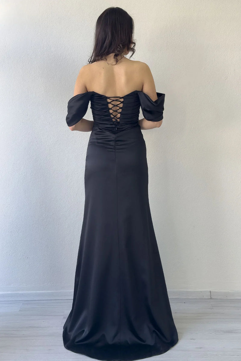 Siyah Sırt Dekolteli Düşük Omuz Drapeli Yırtmaçlı Saten Abiye Elbise