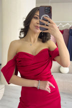 Kırmızı Sırt Dekolteli Düşük Omuz Drapeli Yırtmaçlı Saten Abiye Elbise