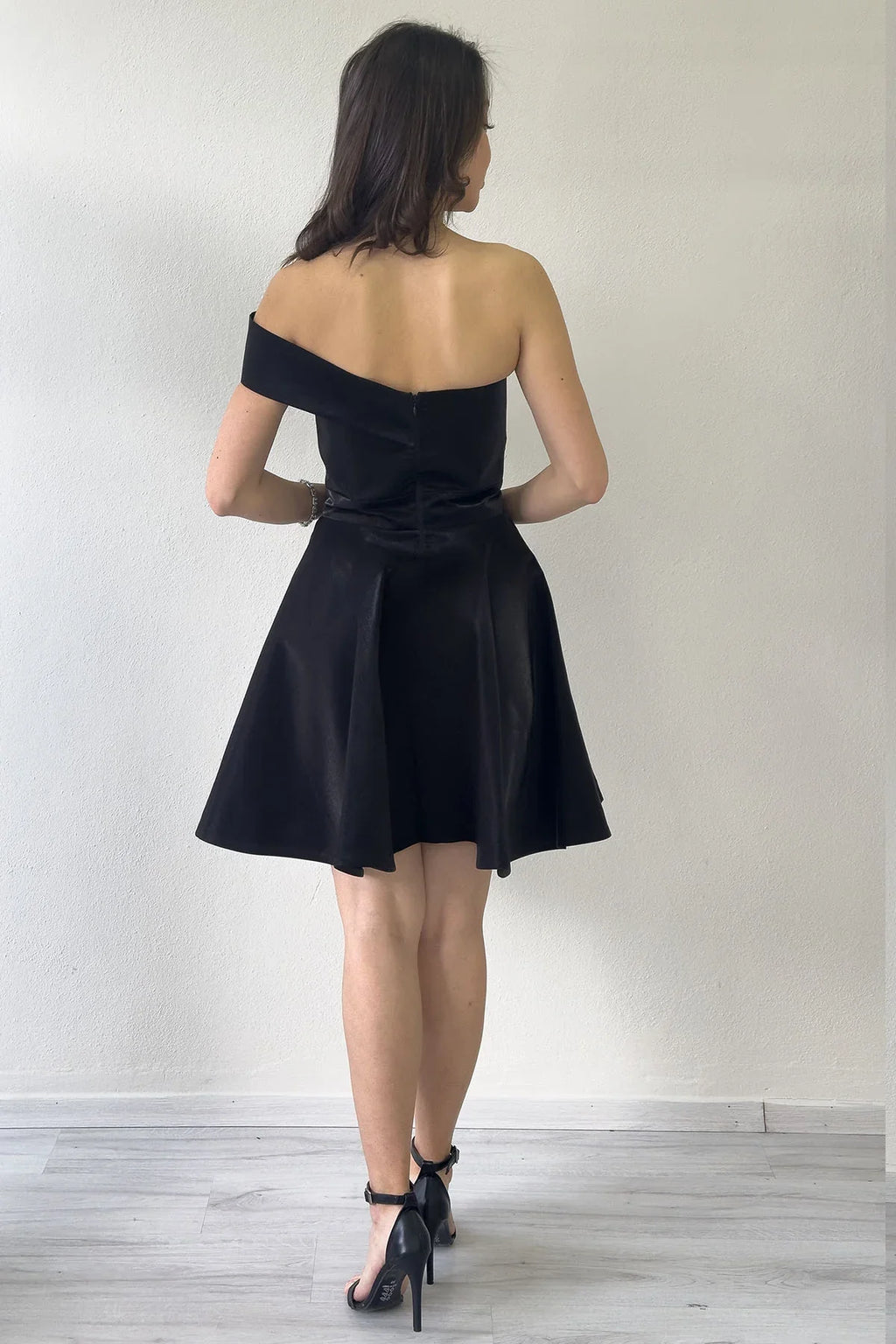 Siyah Tek Omuz Taş Detay Mini Kloş Saten Abiye Elbise