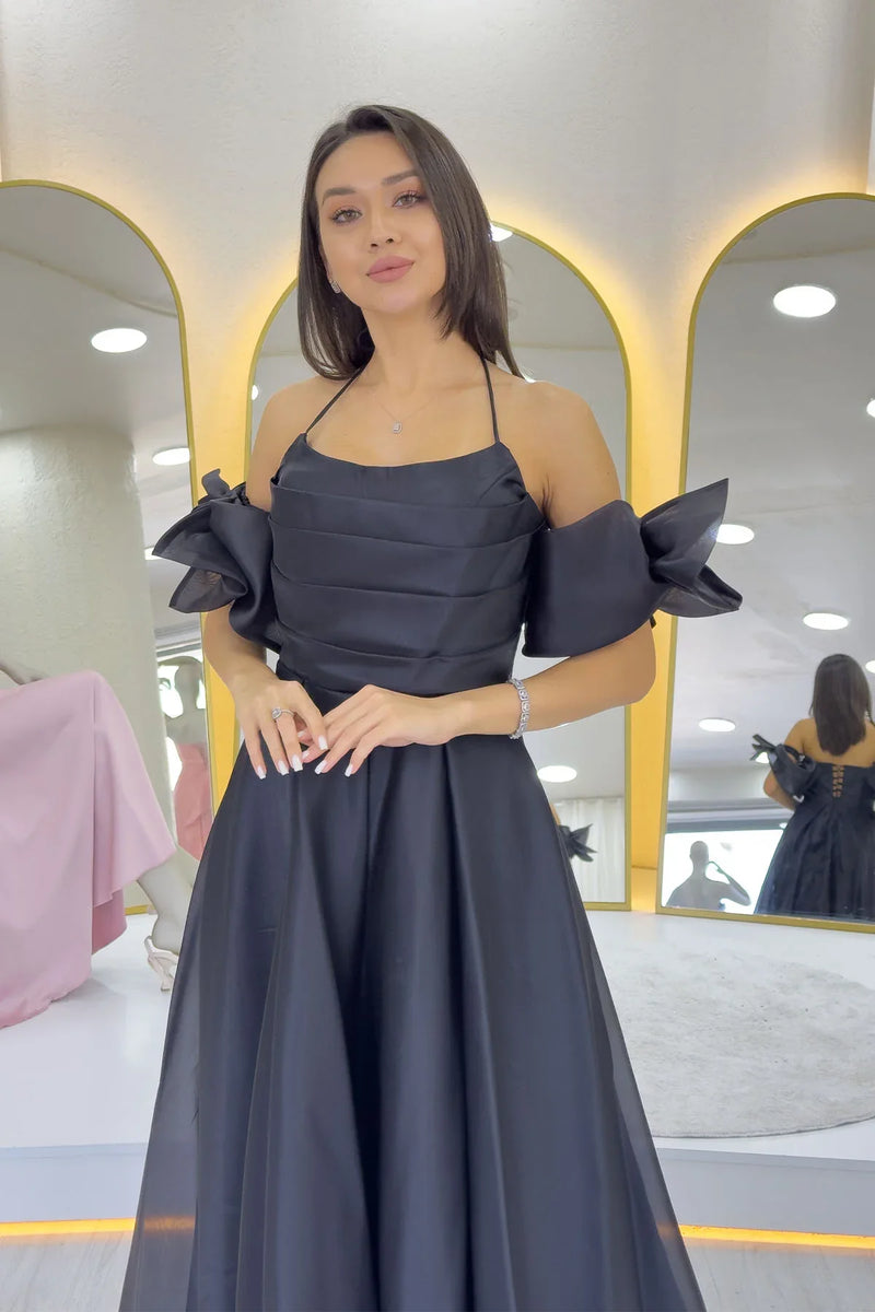 Siyah Drapeli Boyundan Bağlamalı Fiyonk Kol Detay Organze Abiye Elbise