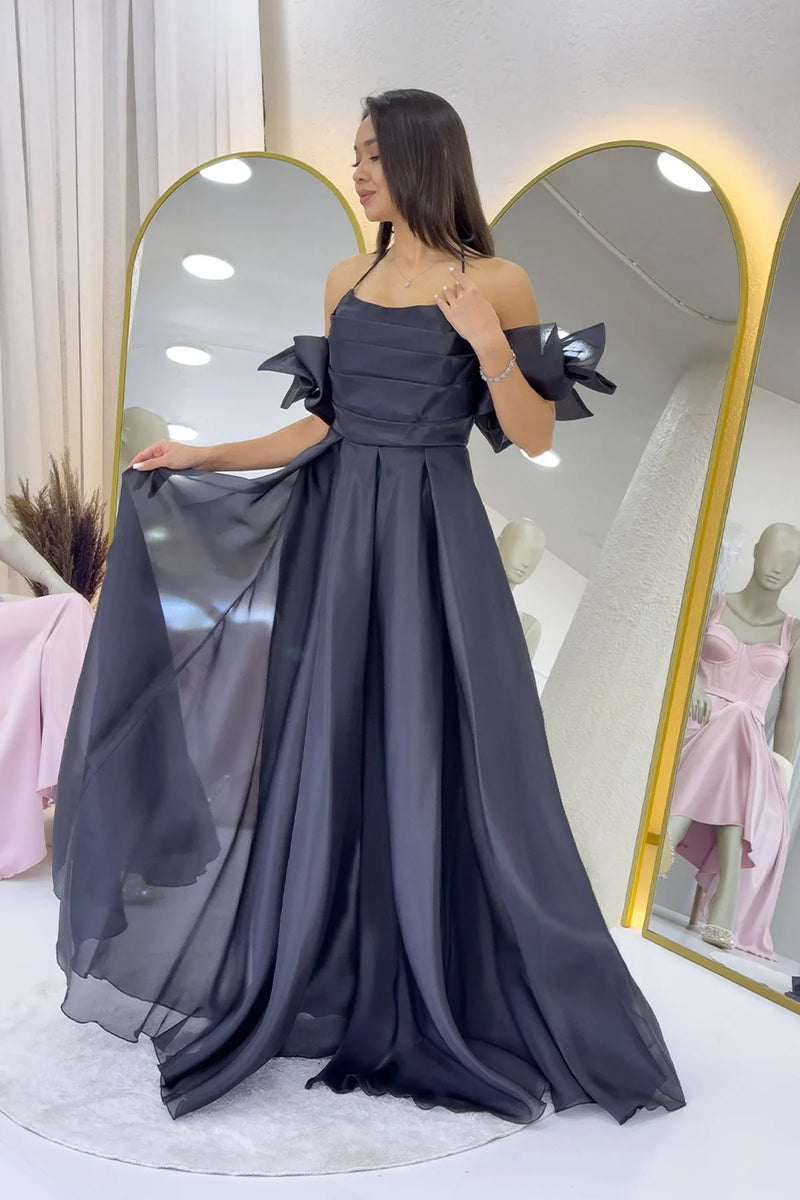 Siyah Drapeli Boyundan Bağlamalı Fiyonk Kol Detay Organze Abiye Elbise