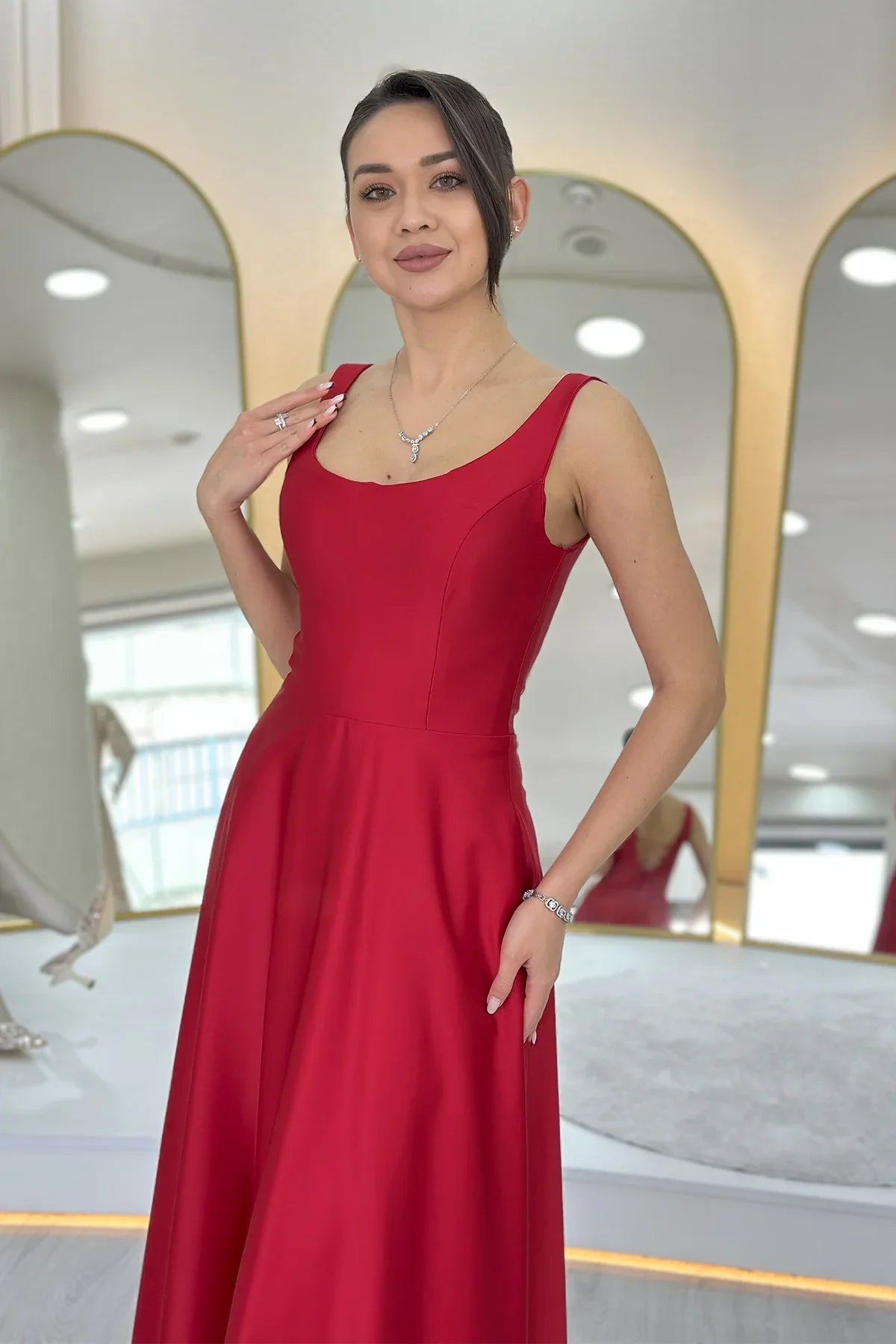 Kırmızı U Yaka Sırt Bağlamalı Midi Boy Saten Nikah Elbisesi