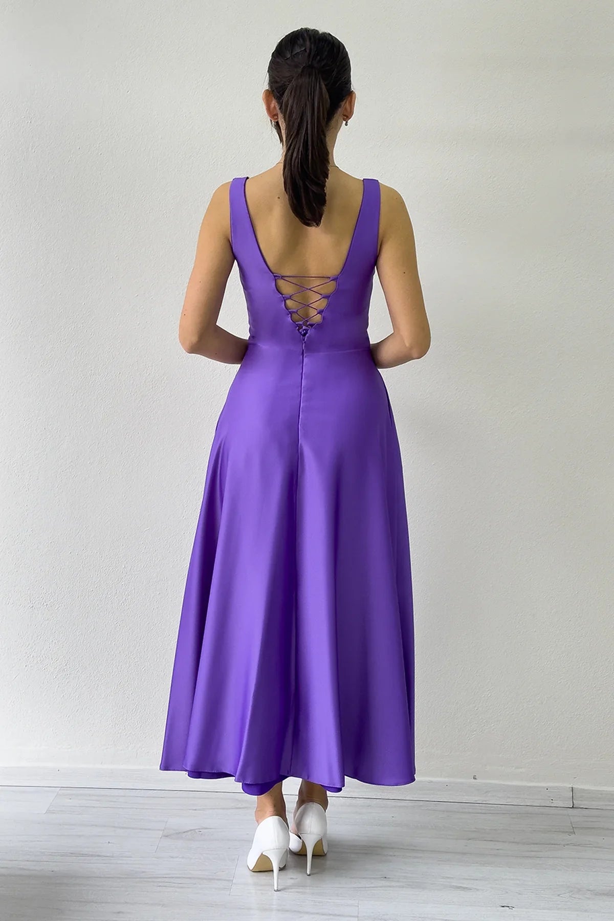 Mor U Yaka Sırt Bağlamalı Midi Boy Saten Elbise
