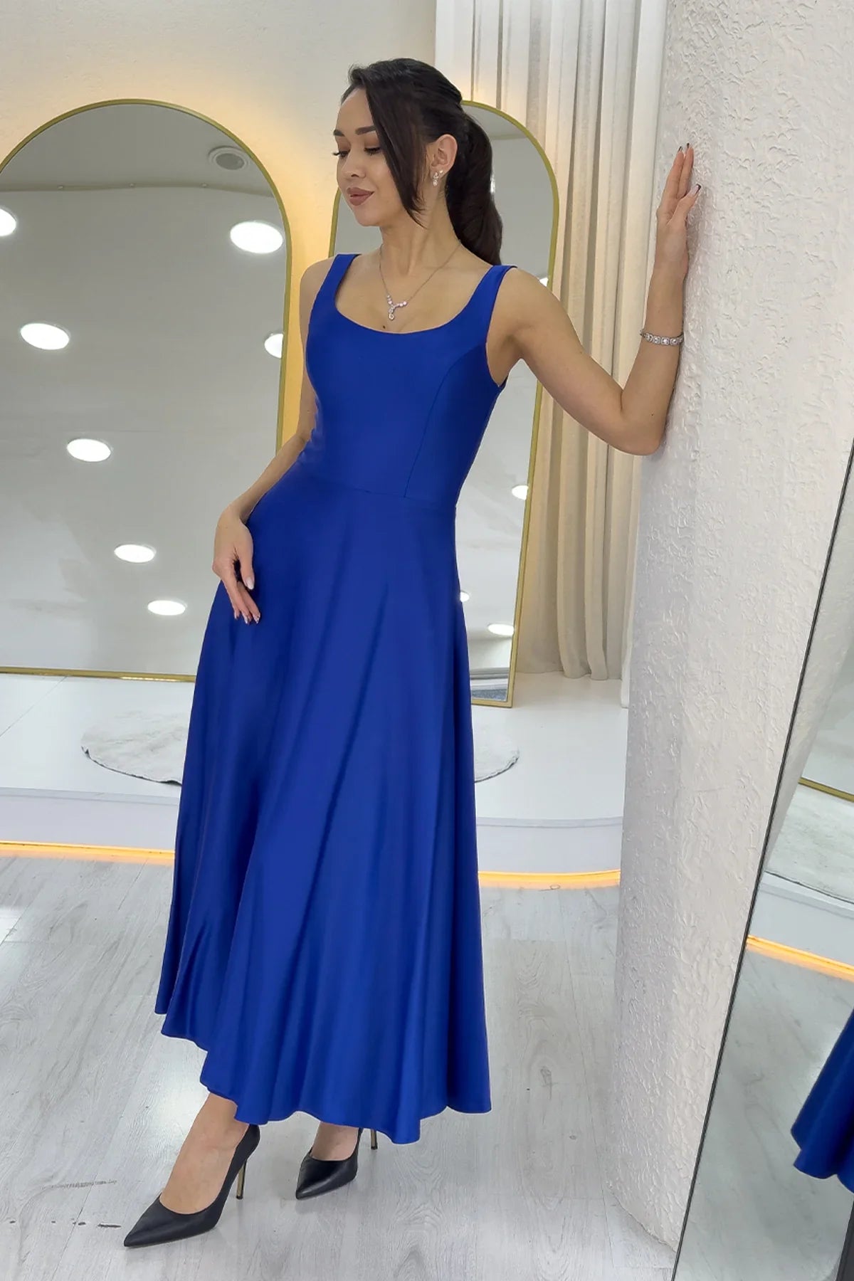 Saks Mavi  U Yaka Sırt Bağlamalı Midi Boy Saten Elbise