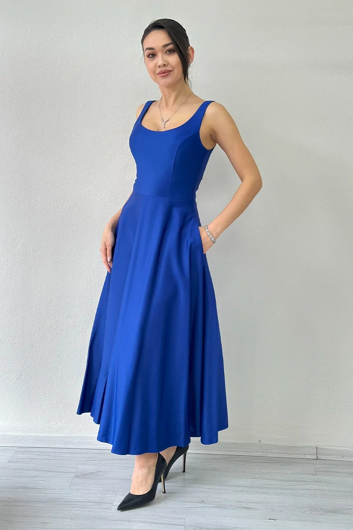 Saks Mavi  U Yaka Sırt Bağlamalı Midi Boy Saten Elbise