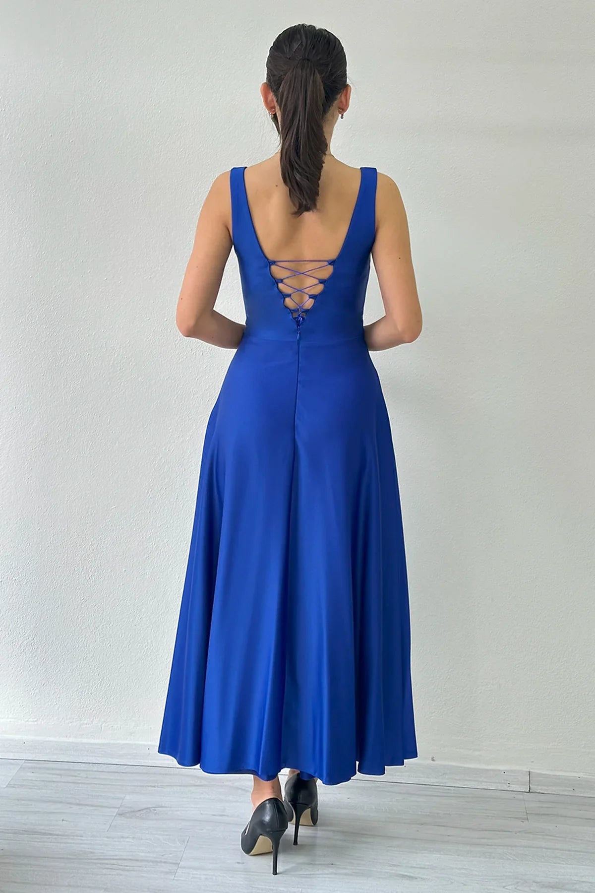 Saks Mavi  U Yaka Sırt Bağlamalı Midi Boy Saten Elbise