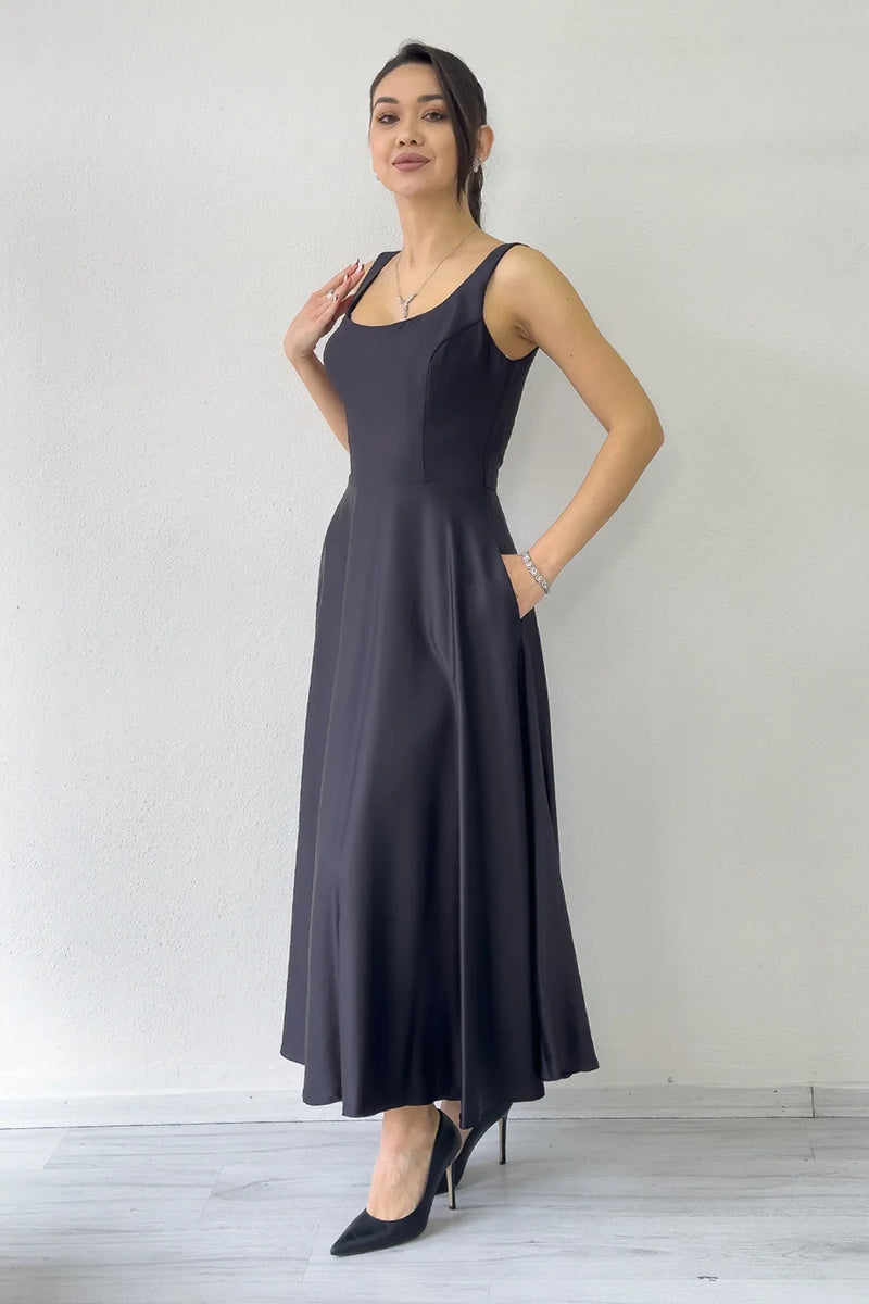Siyah U Yaka Sırt Bağlamalı Midi Boy Saten Elbise