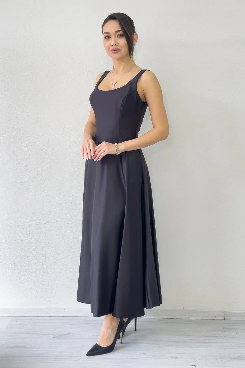 Siyah U Yaka Sırt Bağlamalı Midi Boy Saten Elbise