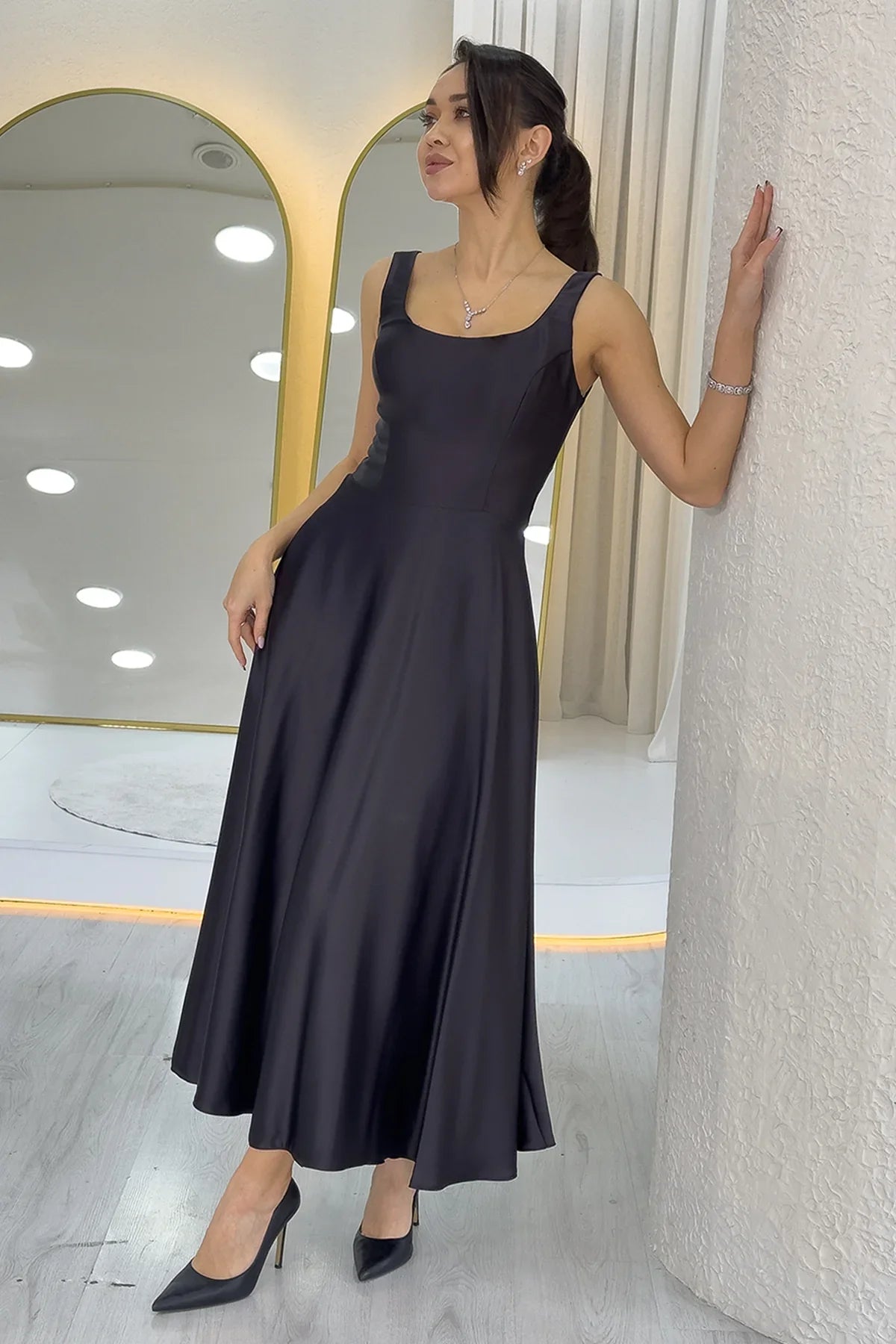 Siyah U Yaka Sırt Bağlamalı Midi Boy Saten Elbise