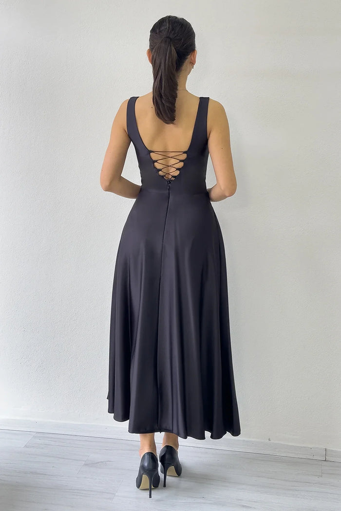 Siyah U Yaka Sırt Bağlamalı Midi Boy Saten Elbise