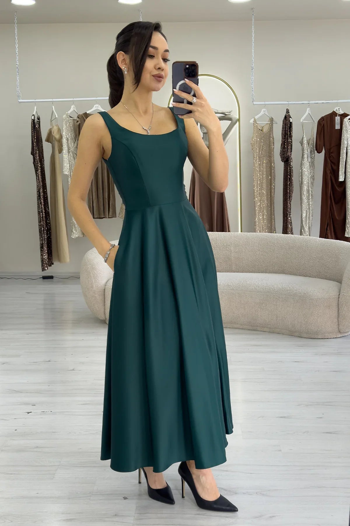 Yeşil U Yaka Sırt Bağlamalı Midi Boy Saten Elbise