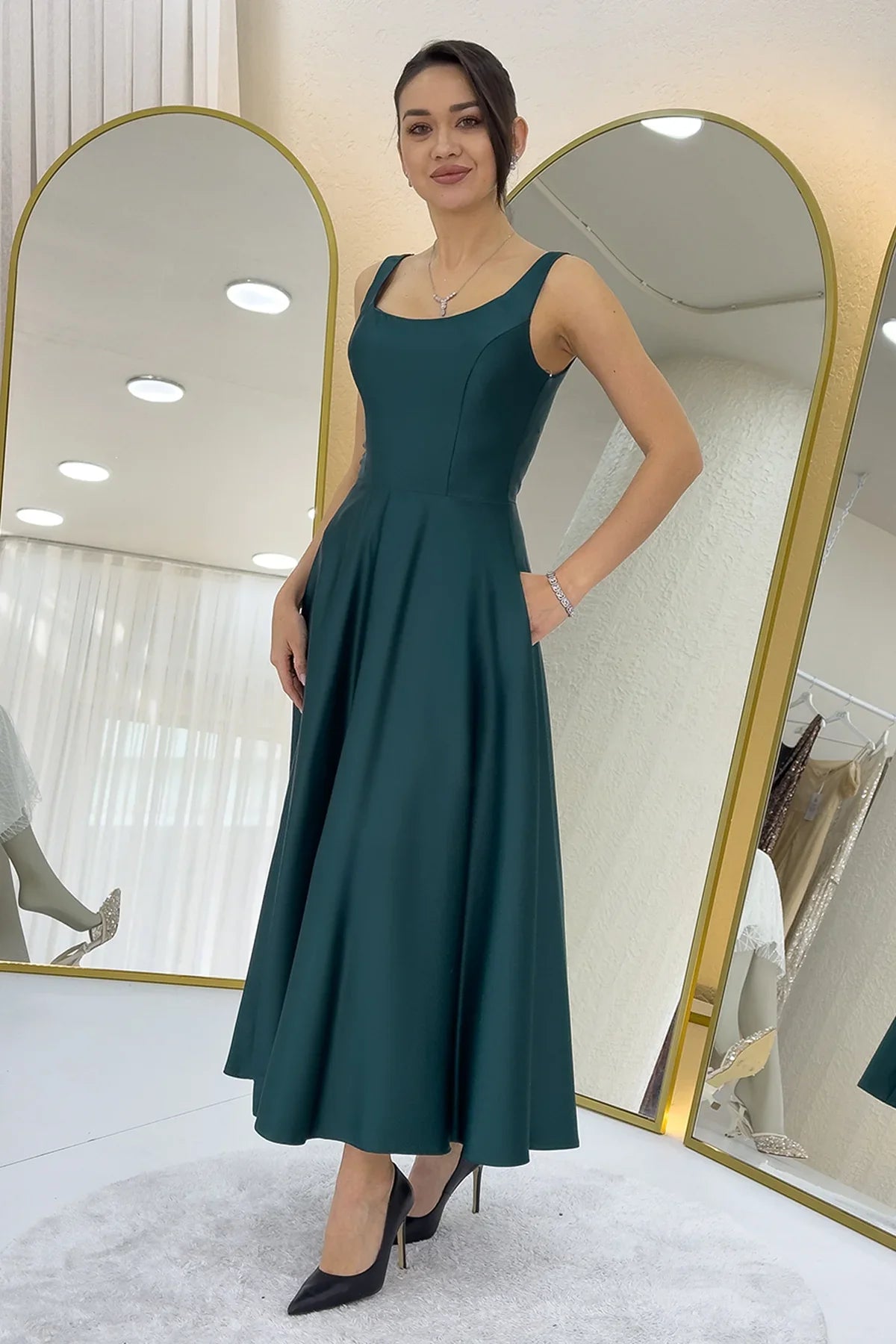 Yeşil U Yaka Sırt Bağlamalı Midi Boy Saten Elbise