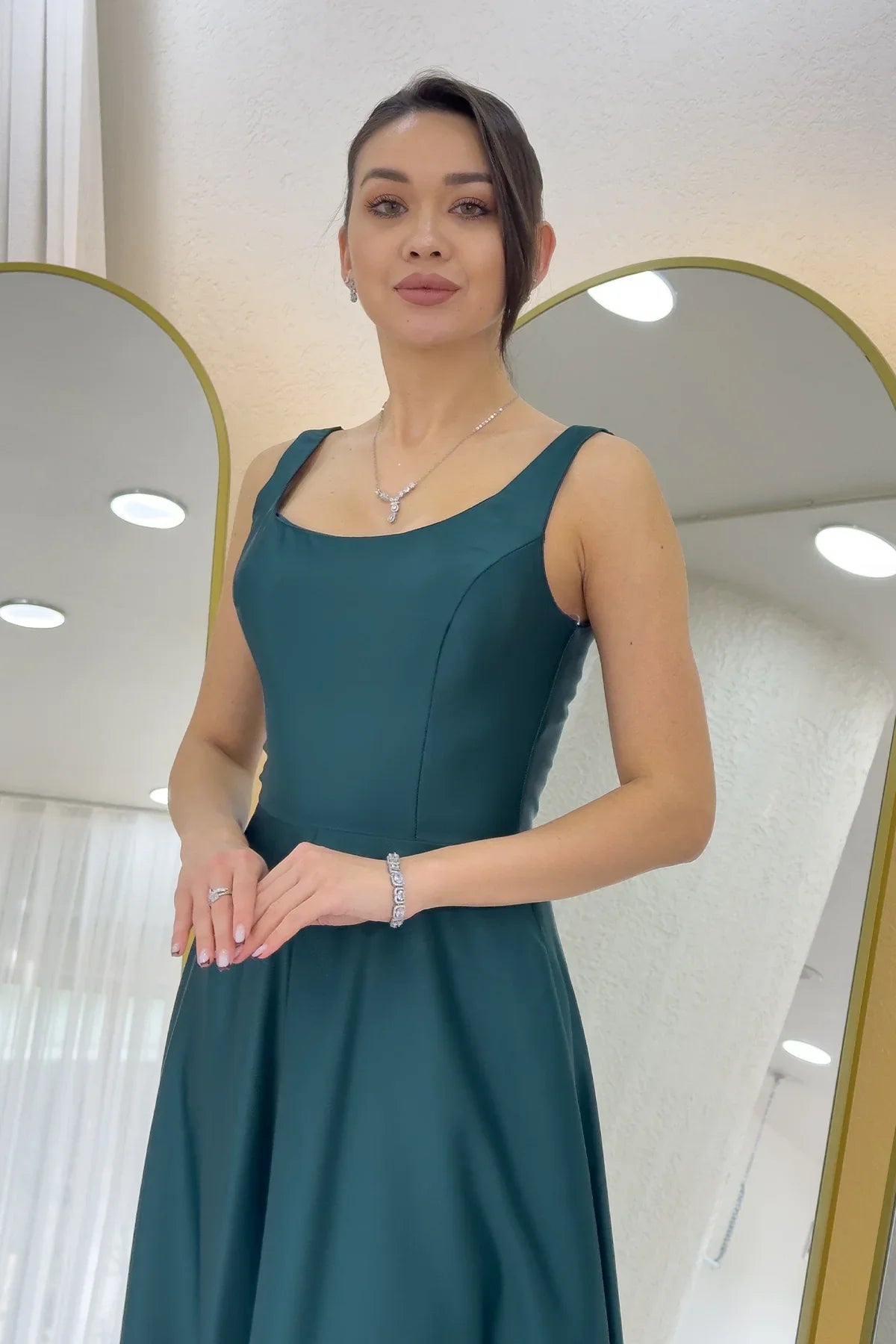 Yeşil U Yaka Sırt Bağlamalı Midi Boy Saten Elbise