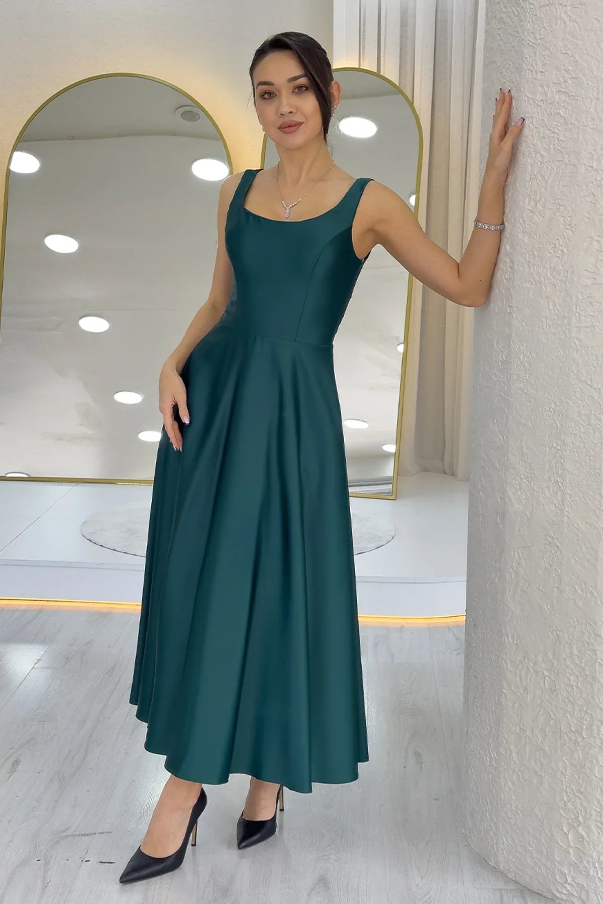 Yeşil U Yaka Sırt Bağlamalı Midi Boy Saten Elbise