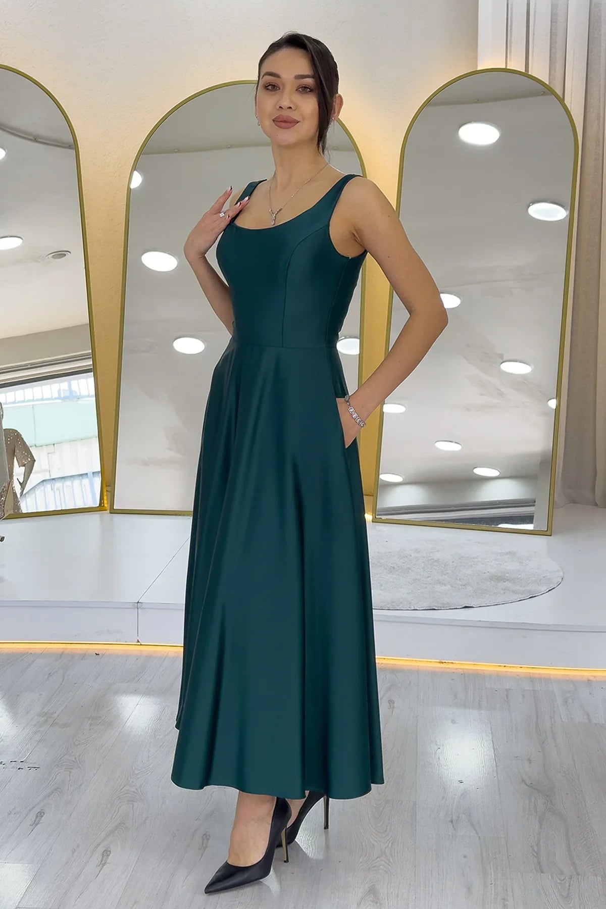Yeşil U Yaka Sırt Bağlamalı Midi Boy Saten Elbise