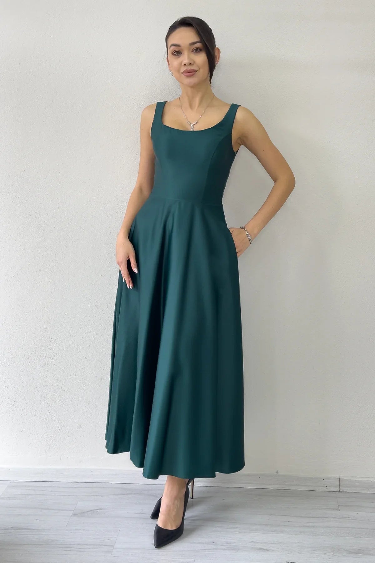 Yeşil U Yaka Sırt Bağlamalı Midi Boy Saten Elbise