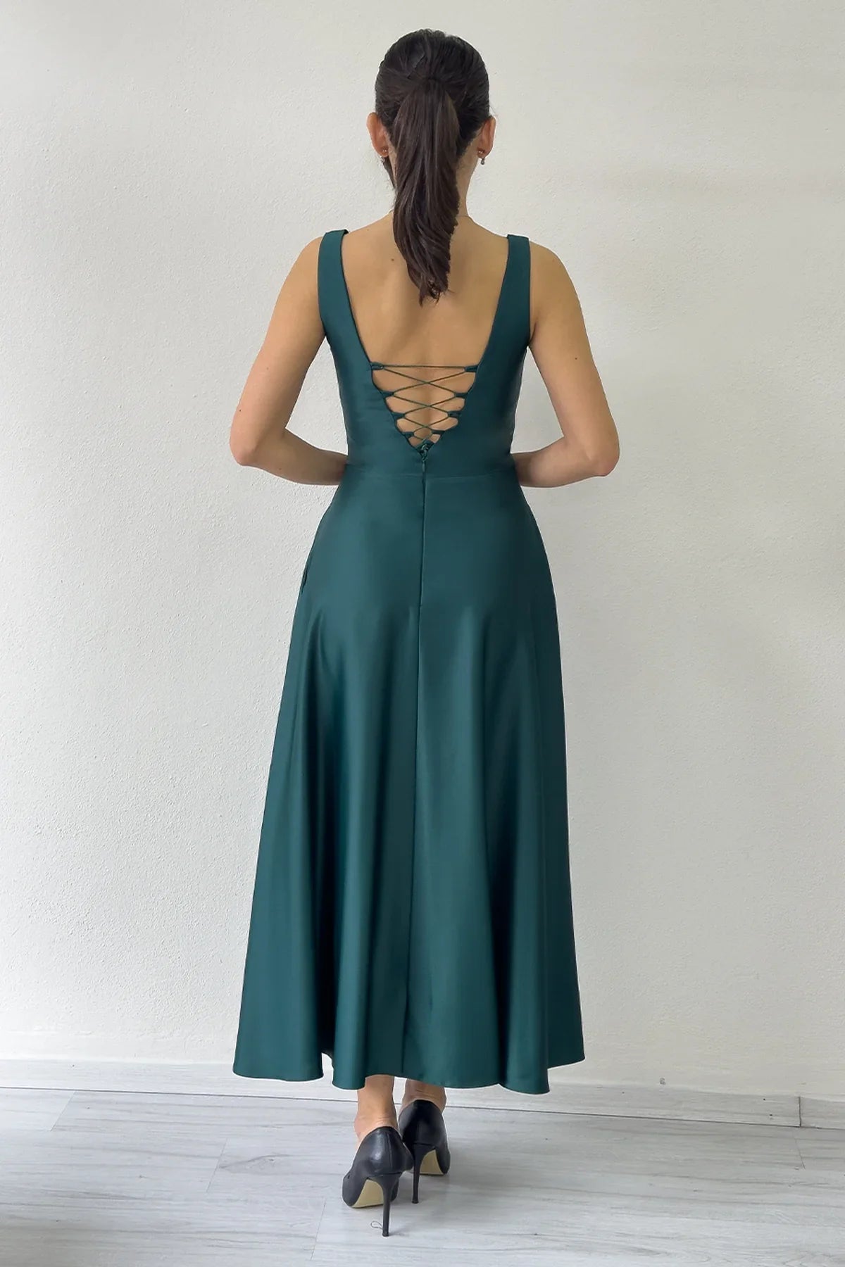 Yeşil U Yaka Sırt Bağlamalı Midi Boy Saten Elbise