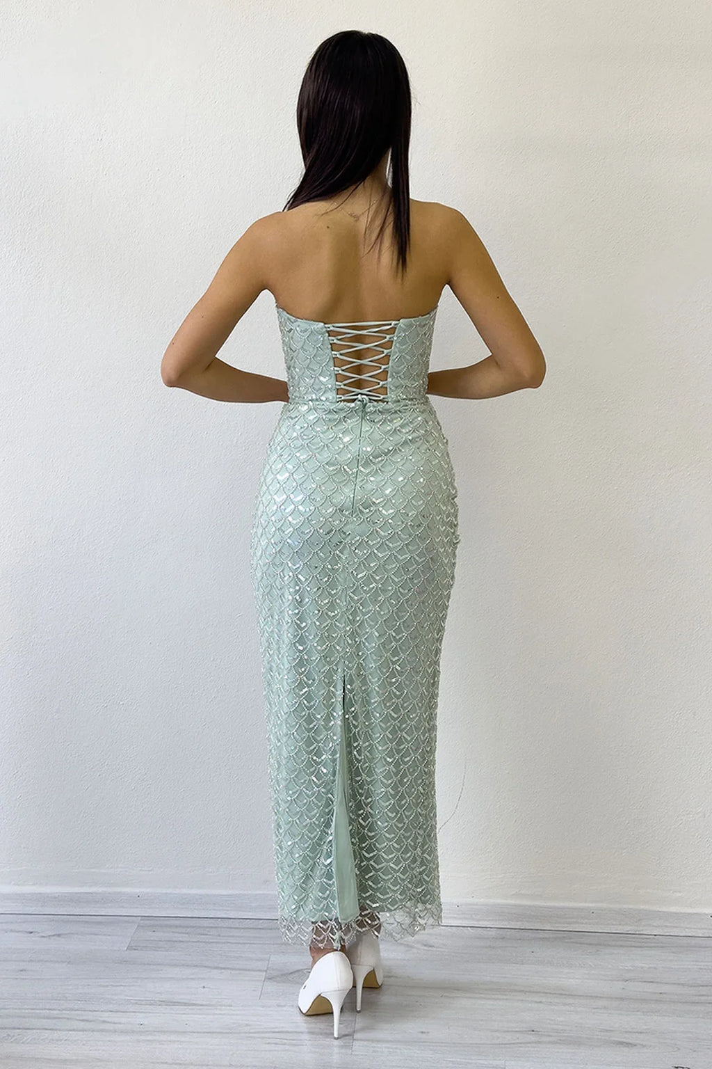  Su Yeşili Straplez Boncuk İşlemeli Midi Boy Abiye Elbise