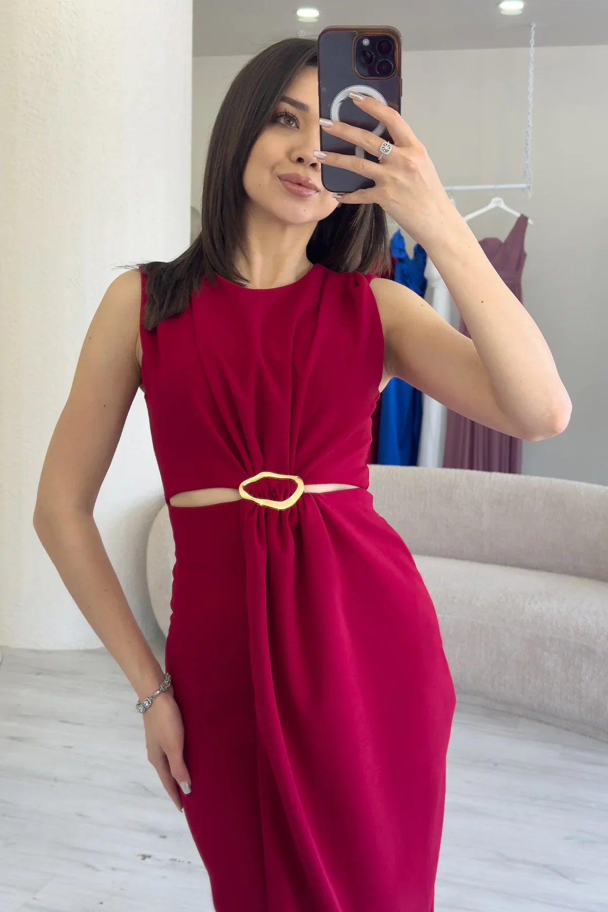 Kadın Bordo Bel Dekolteli Gold Aksesuarlı Yırtmaçlı Midi Boy Elbise 