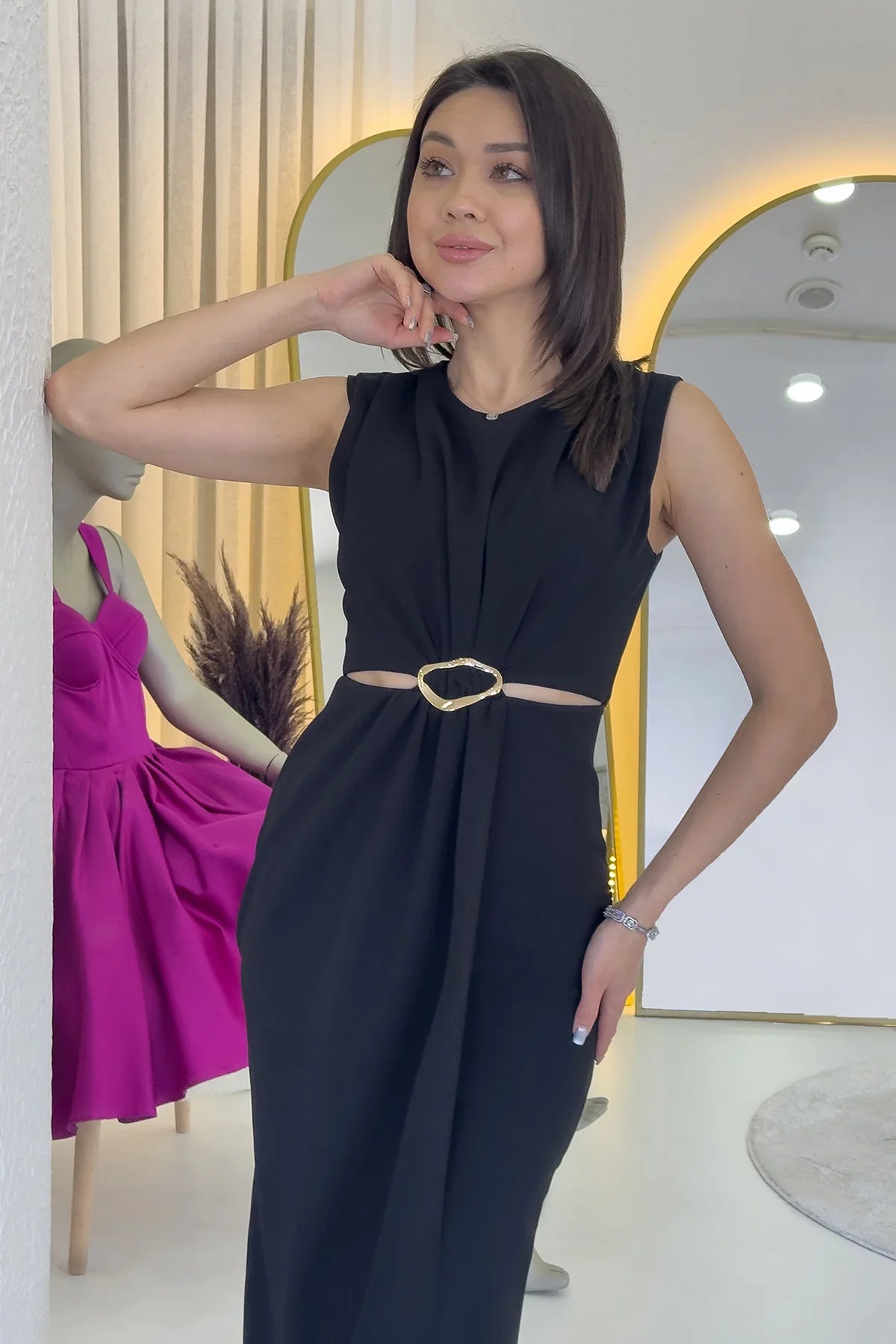 Kadın Siyah Bel Dekolteli Gold Aksesuarlı Yırtmaçlı Midi Boy Elbise