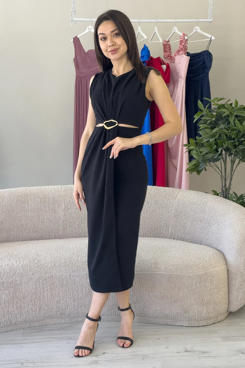 Kadın Siyah Bel Dekolteli Gold Aksesuarlı Yırtmaçlı Midi Boy Elbise