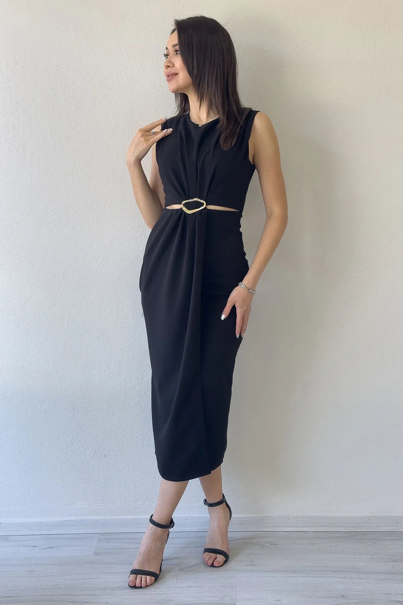 Kadın Siyah Bel Dekolteli Gold Aksesuarlı Yırtmaçlı Midi Boy Elbise