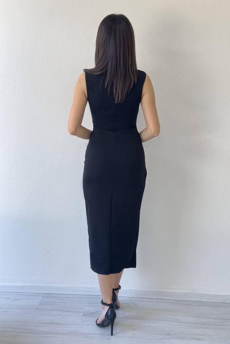 Kadın Siyah Bel Dekolteli Gold Aksesuarlı Yırtmaçlı Midi Boy Elbise