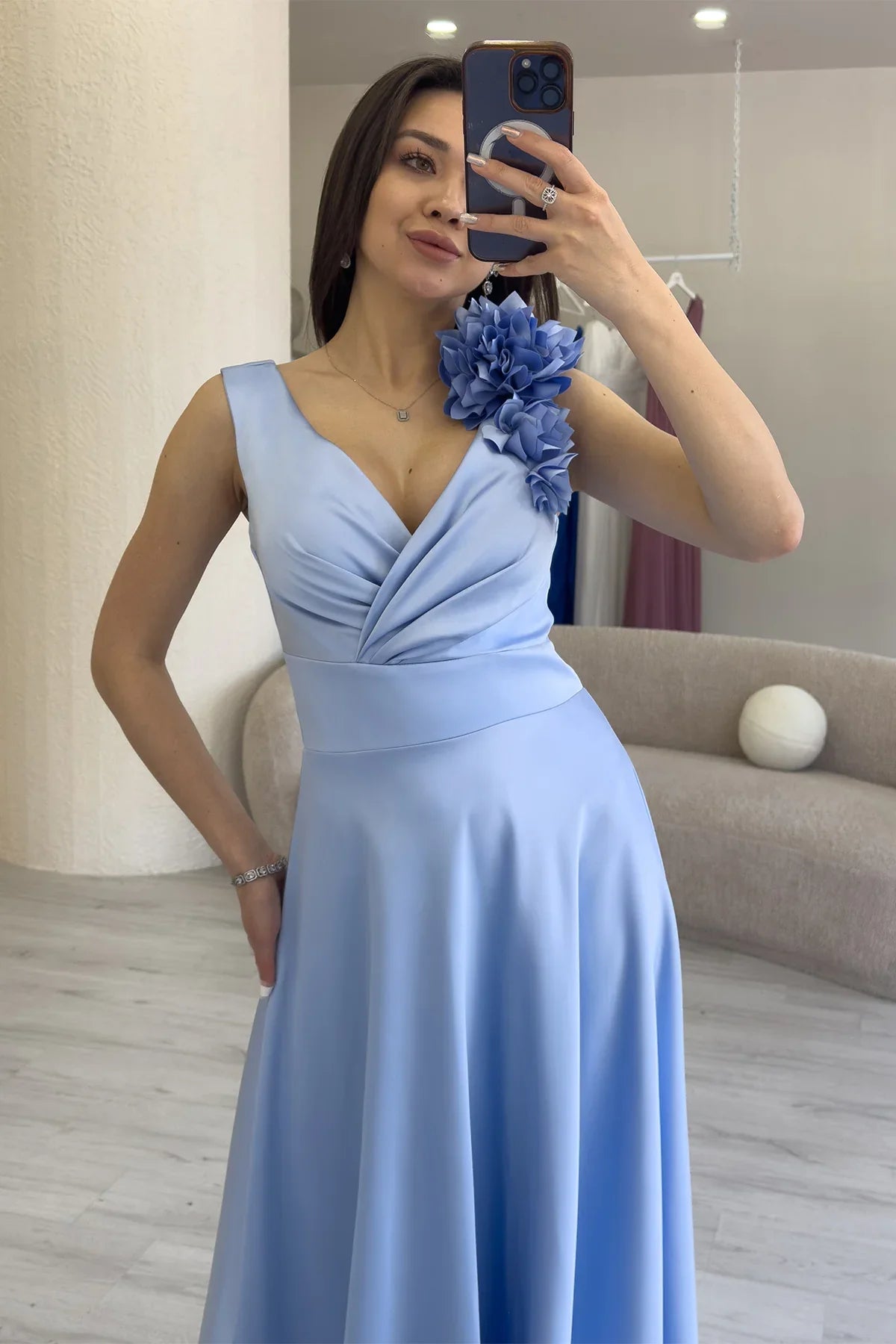 Bebe Mavisi Kruvaze Yaka Omuz Çiçek Detaylı Saten Abiye Elbise