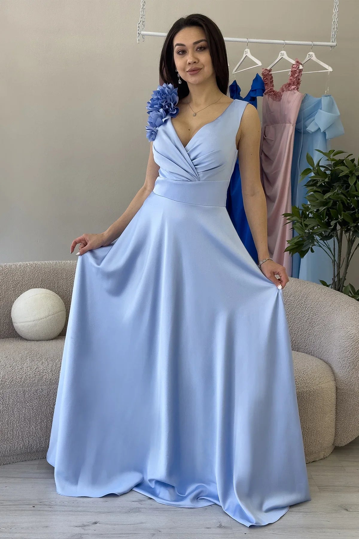 Bebe Mavisi Kruvaze Yaka Omuz Çiçek Detaylı Saten Abiye Elbise