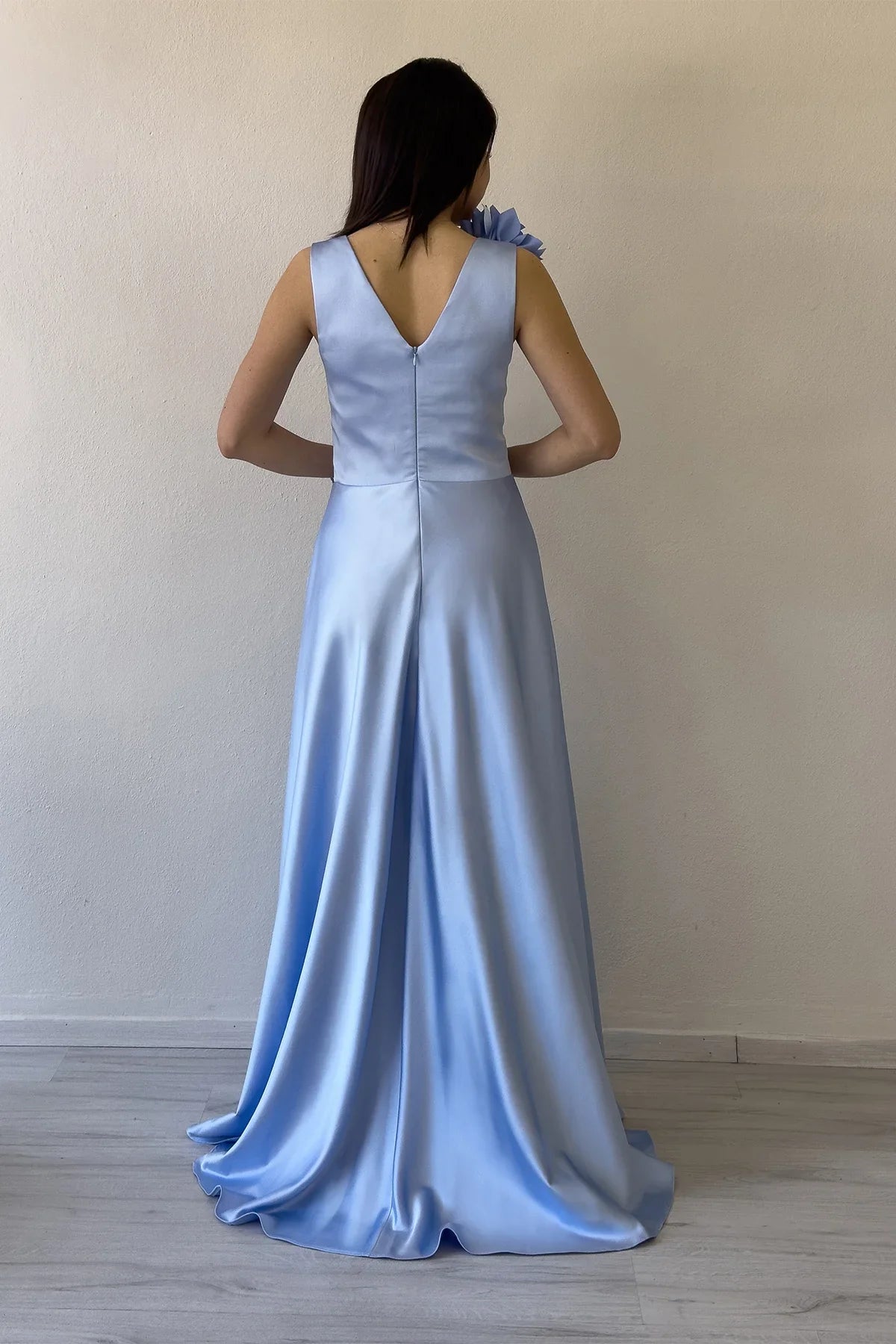 Bebe Mavisi Kruvaze Yaka Omuz Çiçek Detaylı Saten Abiye Elbise