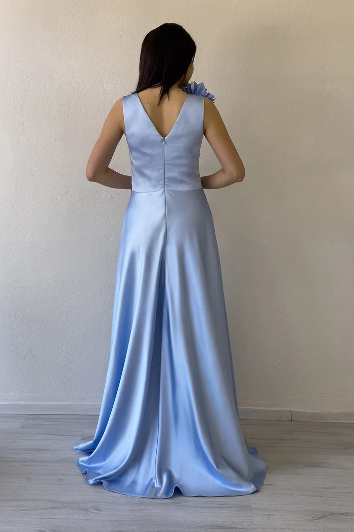 Bebe Mavisi Kruvaze Yaka Omuz Çiçek Detaylı Saten Abiye Elbise