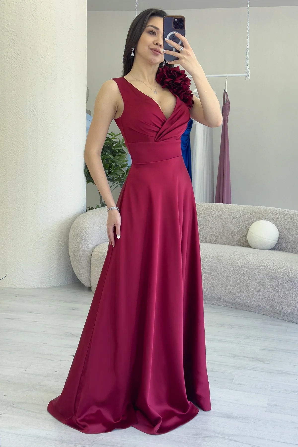 Bordo Kruvaze Yaka Omuz Çiçek Detaylı Saten Abiye Elbise