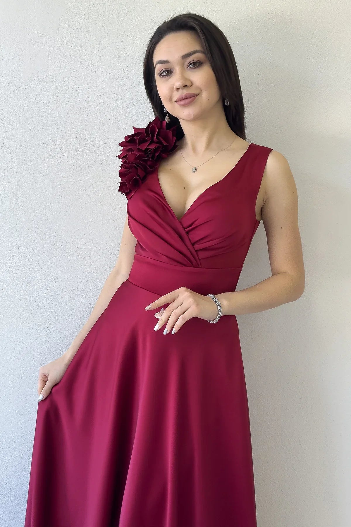 Bordo Kruvaze Yaka Omuz Çiçek Detaylı Saten Abiye Elbise