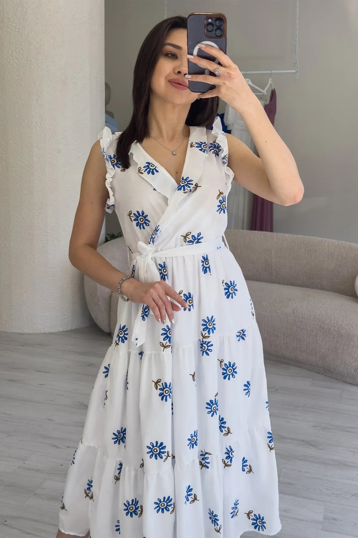 Kadın Beyaz Mavi Çiçekli Kuşaklı Omuz Fırfır Detaylı Midi Boy Yazlık Elbise