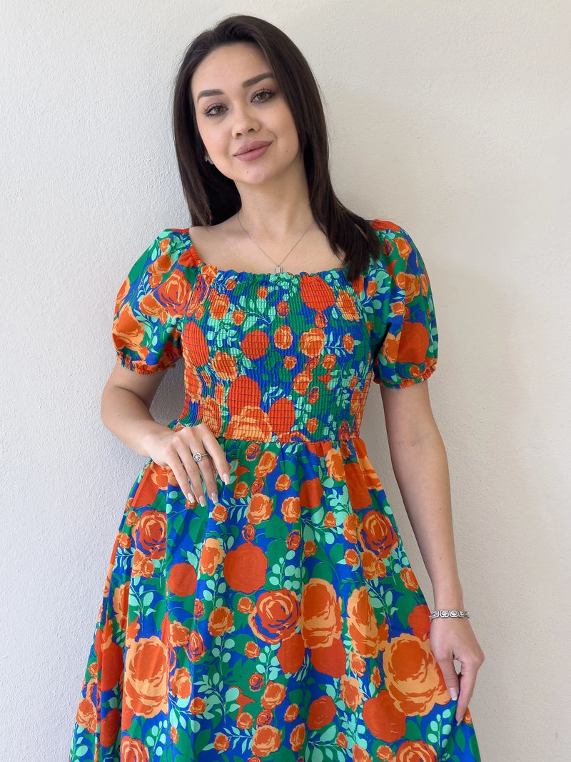 Kadın Turuncu Çiçek Desenli Göğüs Gipeli Midi Boy Yazlık Elbise