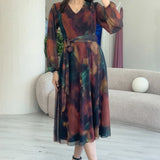 Kadın V yaka Kuşaklı Batik Desen Tül Midi Boy Büyük Beden Elbise