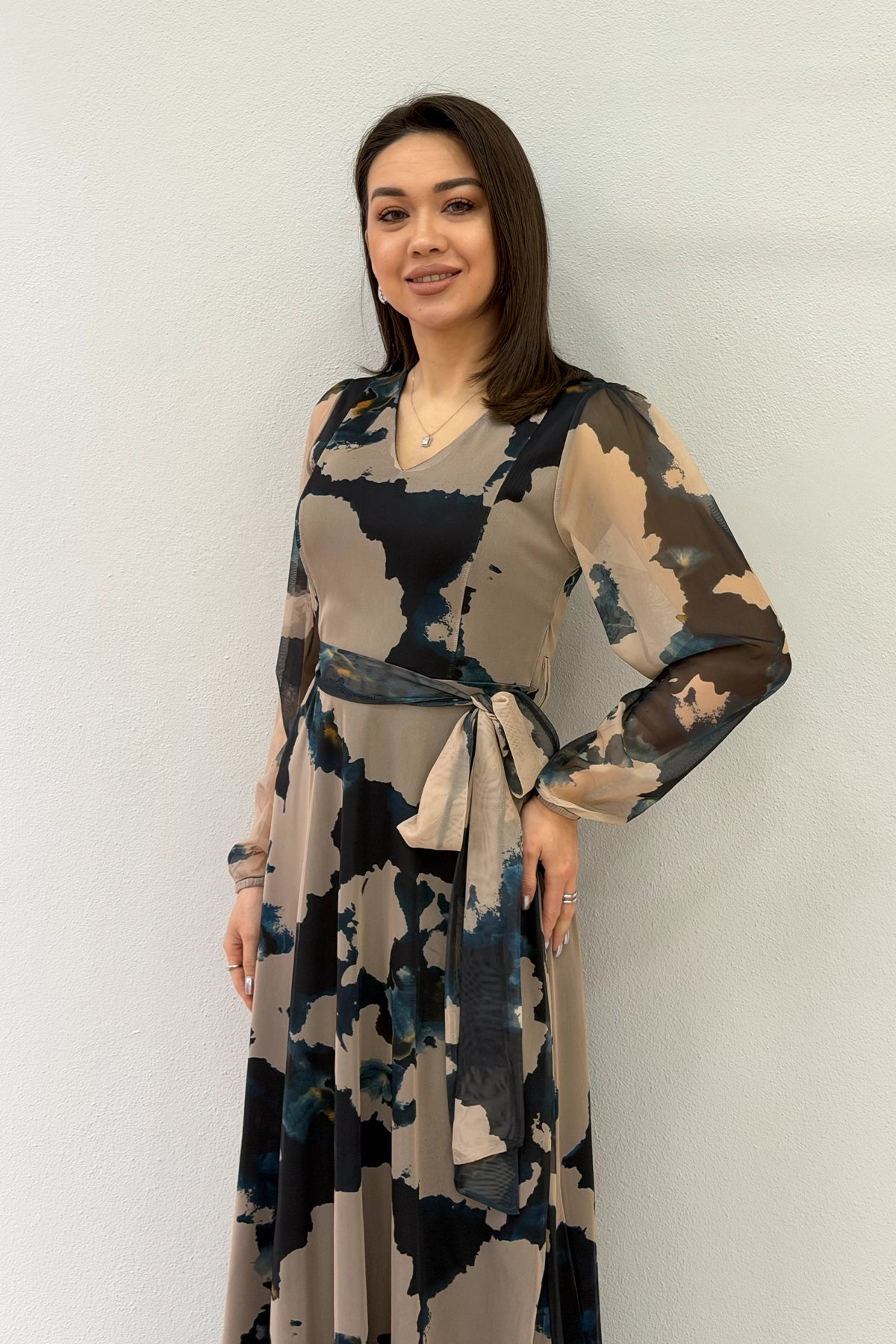 Kadın Bej V yaka Kuşaklı Batik Desen Tül Midi Boy Büyük Beden Elbise 