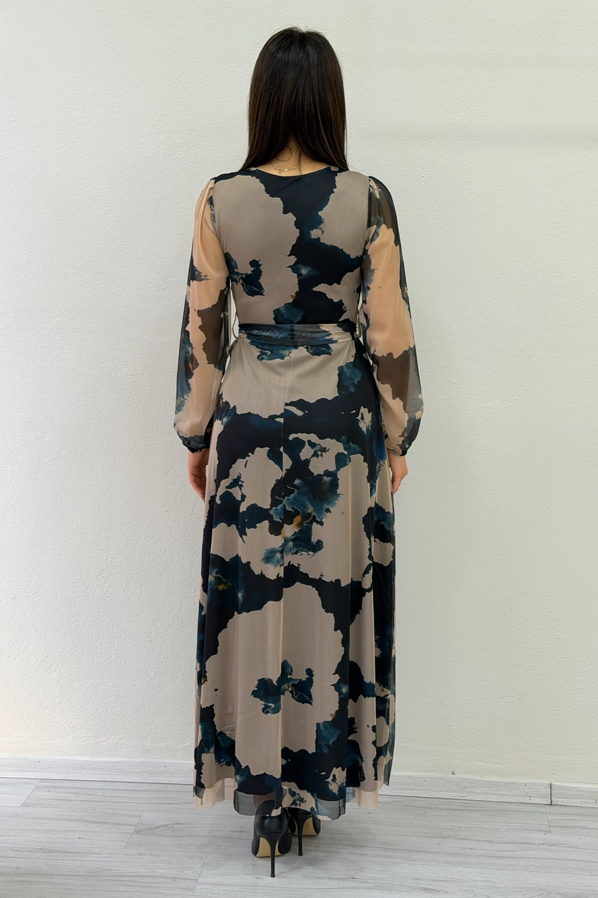 Kadın Bej V yaka Kuşaklı Batik Desen Tül Midi Boy Büyük Beden Elbise 