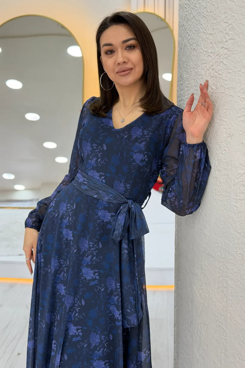 Kadın Mavi V yaka Kuşaklı Batik Desen Tül Midi Boy Büyük Beden Elbise