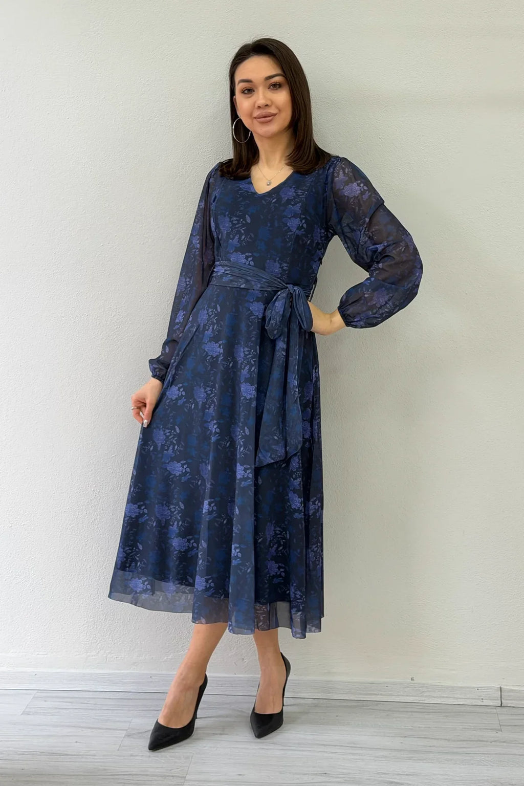 Kadın Mavi V yaka Kuşaklı Batik Desen Tül Midi Boy Büyük Beden Elbise