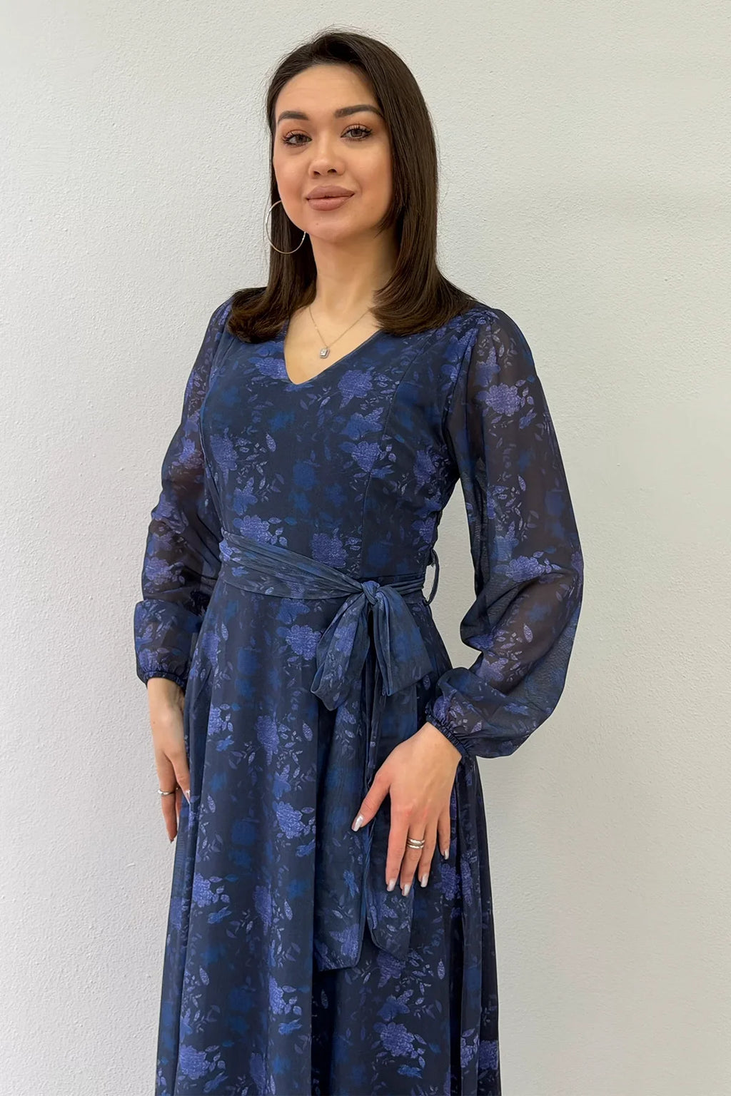 Kadın Mavi V yaka Kuşaklı Batik Desen Tül Midi Boy Büyük Beden Elbise