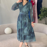 Kadın Turkuaz V Yaka Kuşaklı Batik Desen Tül Midi Boy Büyük Beden Elbise