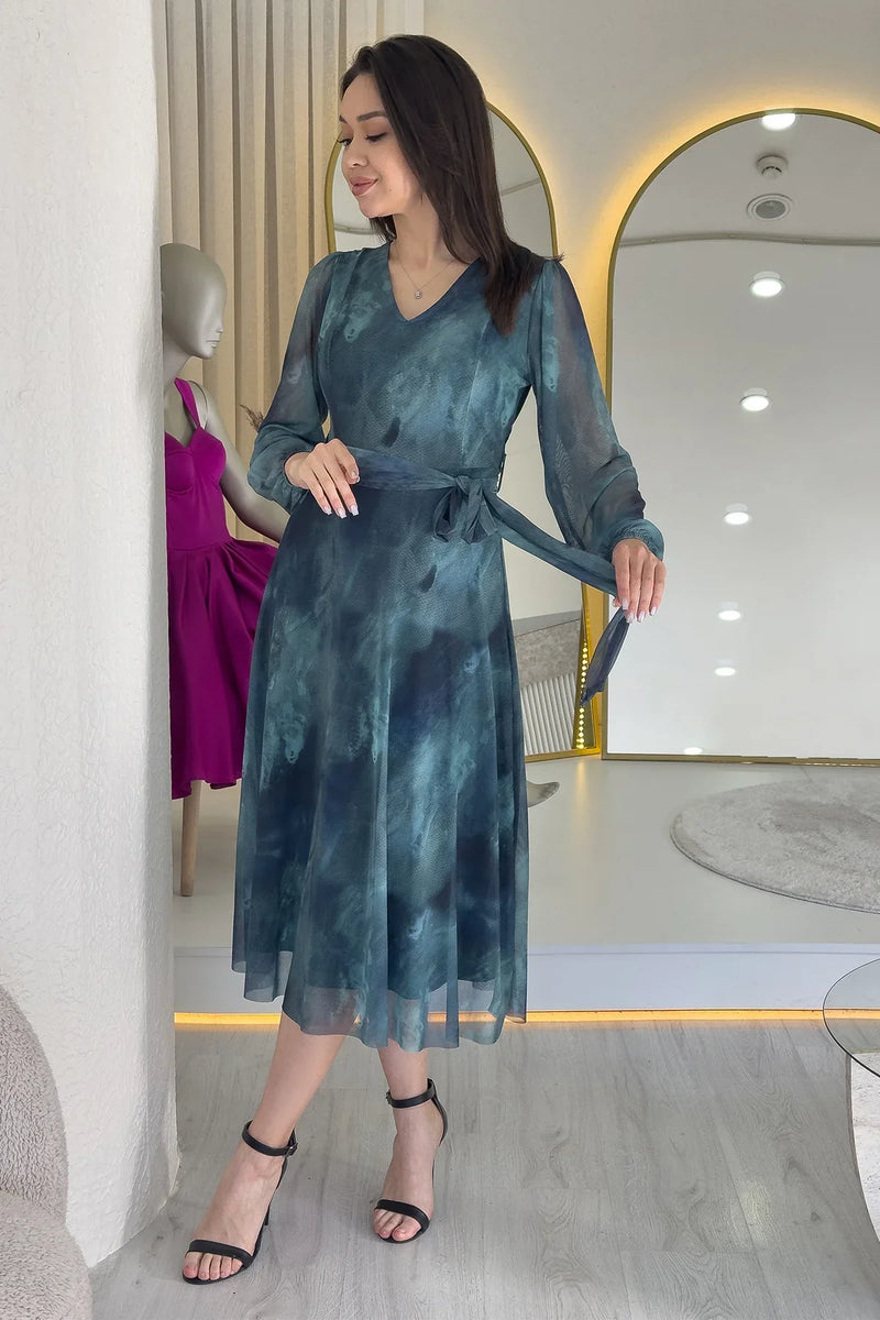 Kadın Turkuaz V Yaka Kuşaklı Batik Desen Tül Midi Boy Büyük Beden Elbise