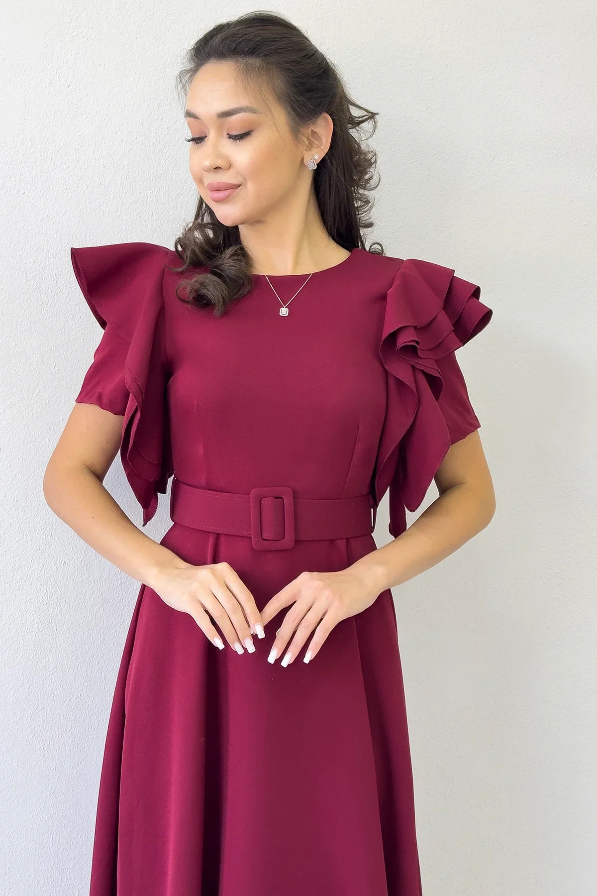 Bordo Omuz Fırfır Detaylı Kemerli Midi Boy Elbise