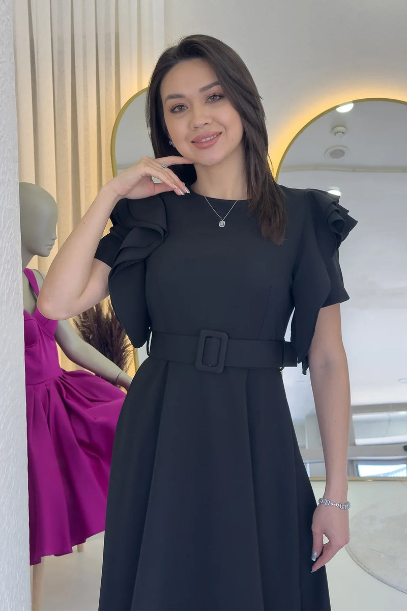 Siyah Omuz Fırfır Detaylı Kemerli Midi Boy Elbise 