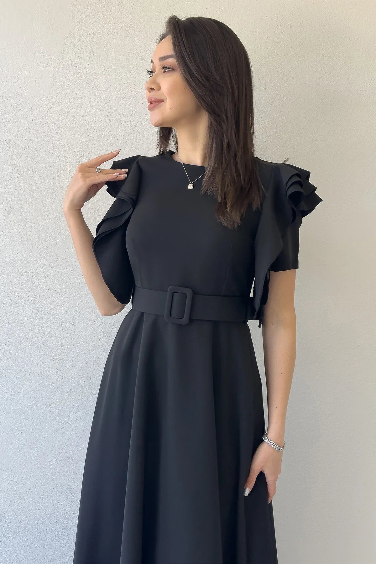 Siyah Omuz Fırfır Detaylı Kemerli Midi Boy Elbise 