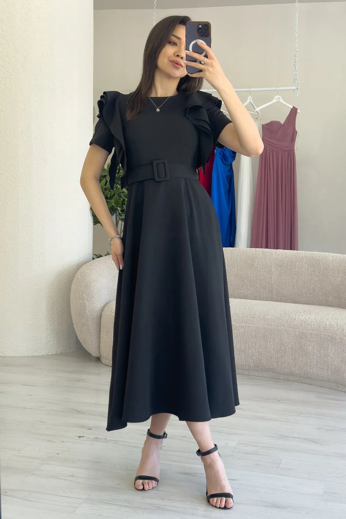 Siyah Omuz Fırfır Detaylı Kemerli Midi Boy Elbise 